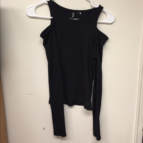 Divided Tops - Black COLD shoulder